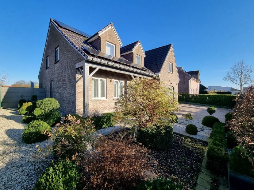 Prachtig landhuis op 7a22ca, uitstekend gelegen in een residentiële wijk te Mopertingen, met een vlotte verbinding naar zowel Bilzen als Maastricht. &lt;