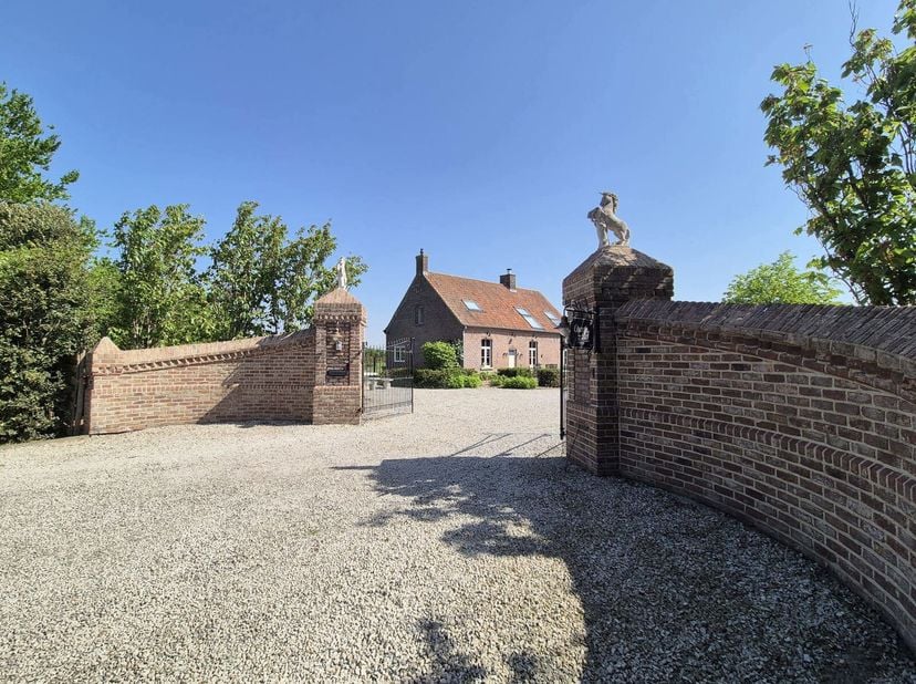 Prachtige, instapklare hoeve met charme en mogelijkheden&lt;br /&gt;
Verstopt achter een majestueuze oprijlaan ligt deze volledig gerenoveerde hoeve, tot in