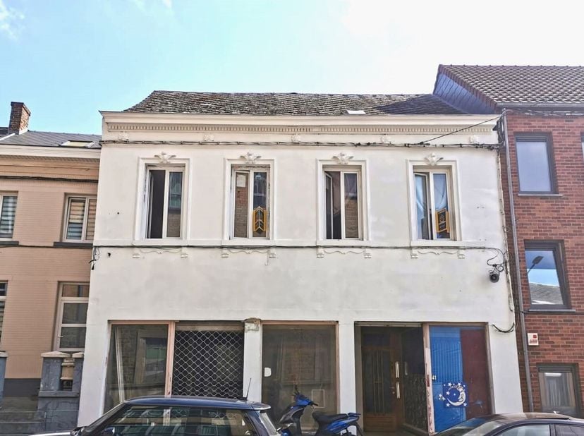 CrownImmo a le plaisir de vous présenter un Immeuble de rapport composé d&#039;un rez-commercial et de deux appartements dans le centre ville de Morlanwelz