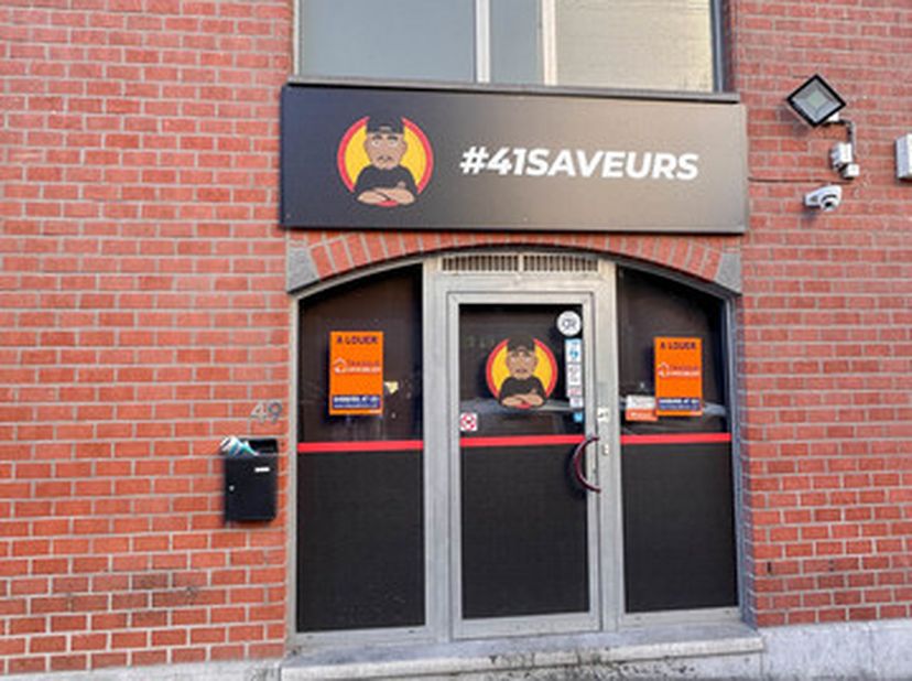 Magnifique surface commerciale dans un immeuble récent et idéalement située en plein coeur du centre-ville comprenant : Une pièce principale de restau