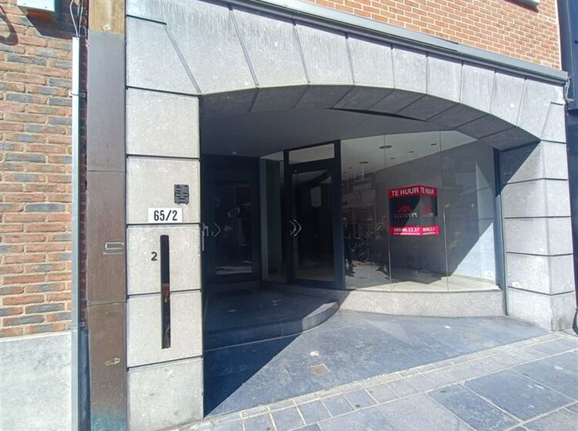 Mooie handelsruimte met kelder en ruime étalage, gelegen in hartje Maaseik&lt;br /&gt;
Troeven:&lt;br /&gt;
In het hartje van Maaseik&lt;br /&gt;
Ruime etalage &lt;br /&gt;
K