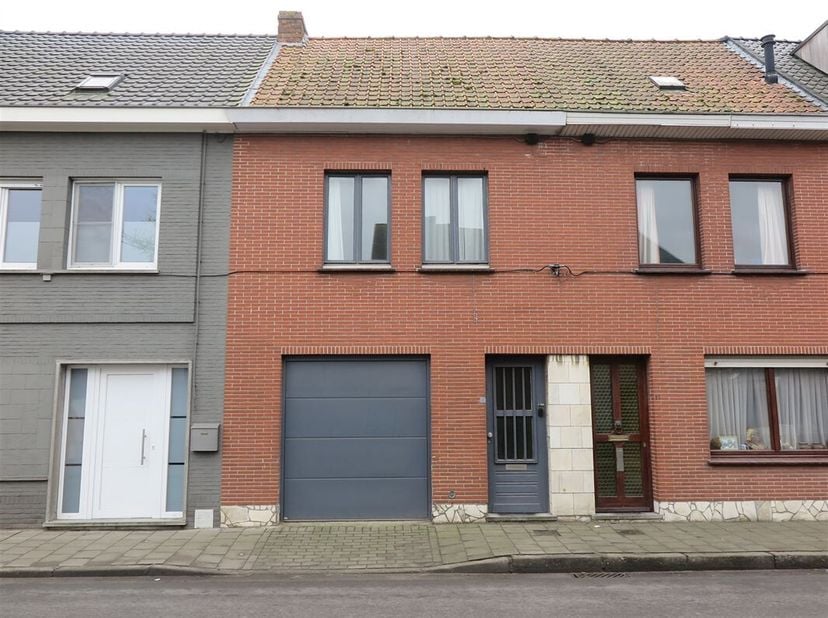 Huis met garage en diepe tuin te koop bij Sem Vastgoed.&lt;br /&gt;
Ruimte:178m² bewoonbare oppervlakte. Totaal 335m². Zuidelijke oriëntatie. Vlakbij de jac