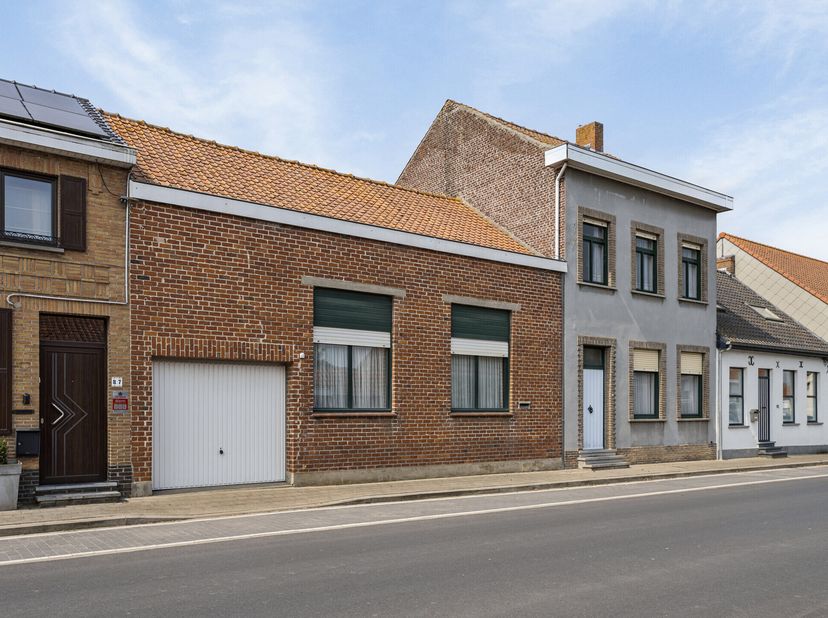 Cette maison est située dans le village rural et paisible de Haringe. La maison elle-même est très spacieuse et a besoin d&#039;être rafraîchie. Le bâtimen