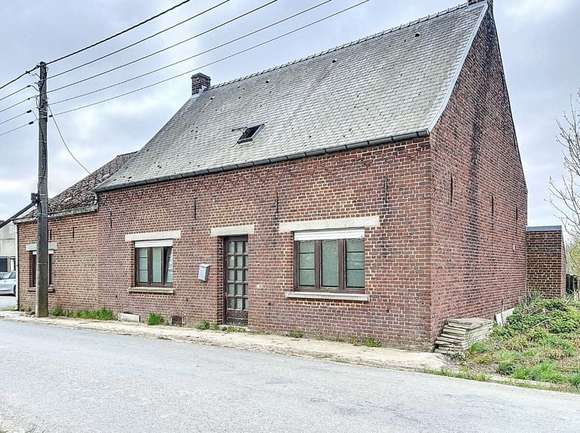 Habitation 4 façades à haut potentiel d&#039;aménagement et idéalement située sur une parcelle de +/- 6 ares à Ellezelles. Cette maison, à rénover, vous of