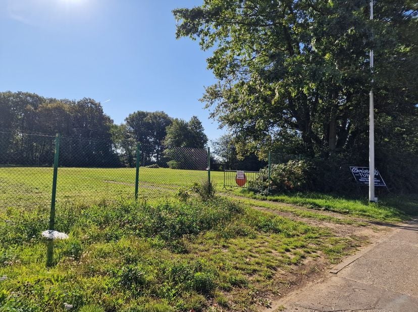 Voor meer info, bel Benny 0475 25 01 72&lt;br /&gt;
&lt;br /&gt;
Bouwgrond bestemd voor open bebouwing met een oppervlakte van circa 1.258 m² in een groene omgevi