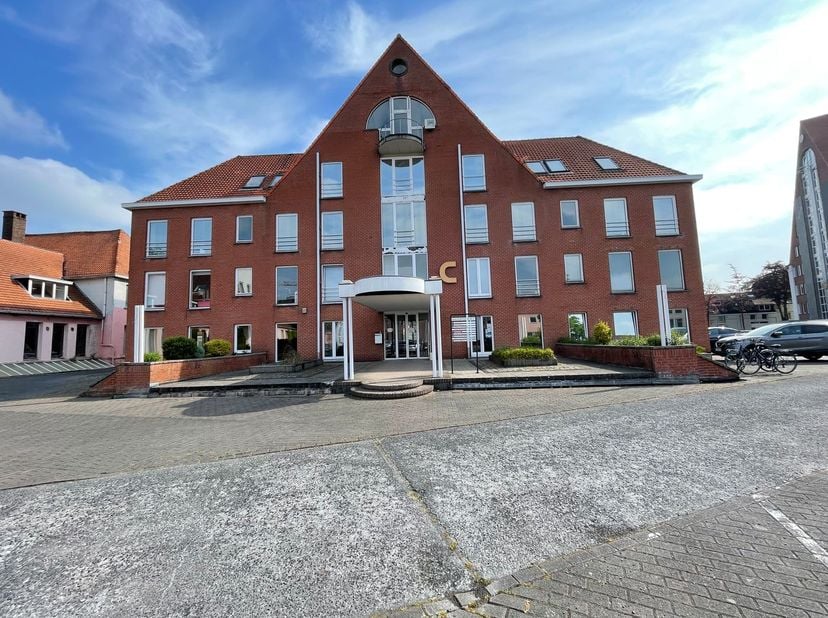 Superbe espace de bureaux d&#039;une superficie de 250 m² à louer à 150 m ( !!) de la très fréquentée Kortrijksesteenweg et à proximité de la sortie E40 14