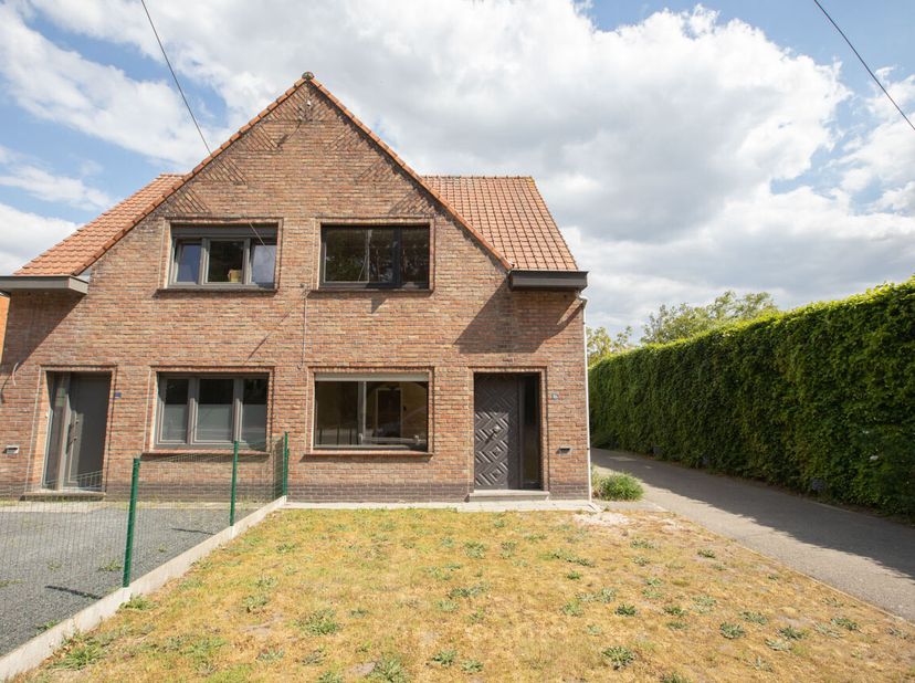 RUIME HALFOPEN BEBOUWING &lt;br /&gt;
 &lt;br /&gt;
LEMBEKE:  &lt;br /&gt;
Ruime halfopen bebouwing met tuin en veel potentieel.   &lt;br /&gt;
Omvattende oprit naar garage m