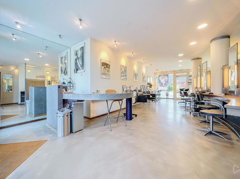 Présentation complète avec plans : https://weinvest.be/fr-BE/property/for-sale/embourg/commercial/92891&lt;br /&gt;
Idéalement situé sur l&#039;axe principal d&#039;E