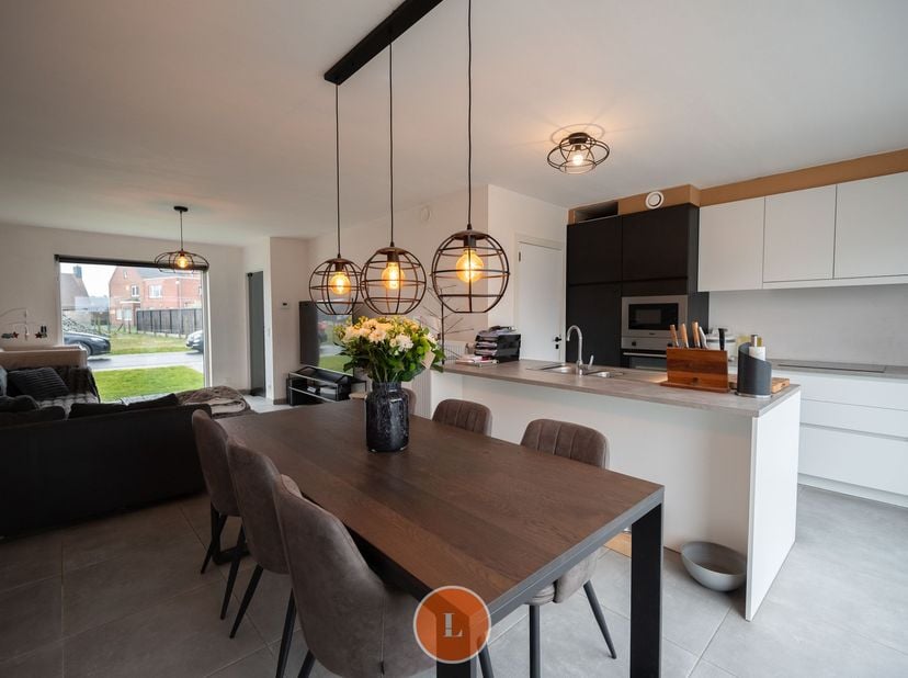 Ben je op zoek naar een recente gebouwde wonnig die rustig gelegen is?&lt;br /&gt;
Dan is deze woning ideaal voor jou!&lt;br /&gt;
&lt;br /&gt;
Bij binnenkomst betreed