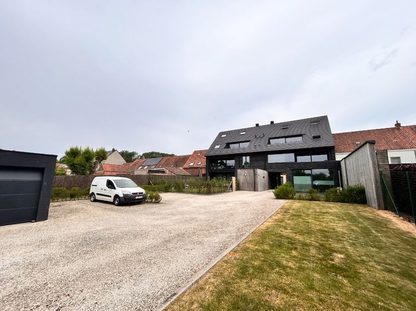 Luxueux duplex avec 2slp et terrasse à BoezingeVous recherchez un appartement récent, moderne, spacieux et prêt à l&#039;emploi à proximité d&#039;Ypres ? Cet a