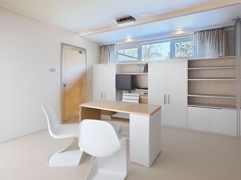 Cet espace de pratique était bien entretenu et est facilement accessible. Le bâtiment peut également être utilisé comme bureau. Le prix de location co