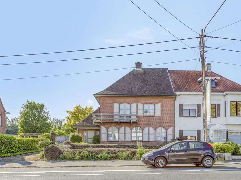 Cette spacieuse maison mitoyenne est située sur un beau terrain de 1 004 m² à Anzegem. Cette maison peut profiter d&#039;un bel espace de vie et d&#039;une cuis