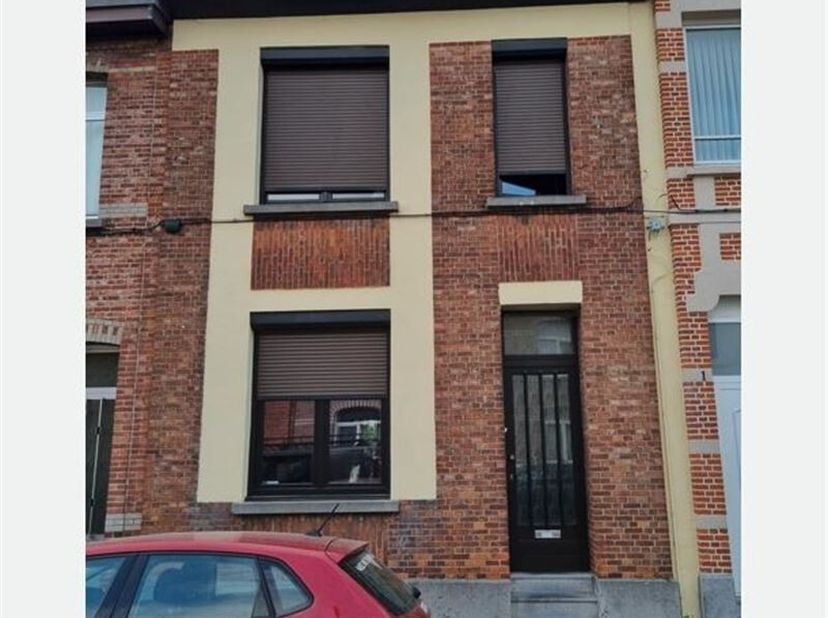 Aangenaam en gezellig huis met tuin in een zijstraat van de Diksmuidelaan. De woning heeft 2 slaapkamer en een mooie badkamer met bad én douche.