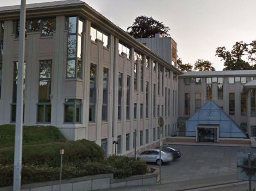 Bureaux situés sur la chaussée de Wavre donc très accessible par tous les moyens de transports. Hall d&#039;entrée rénové, meeting rooms, douches, connexio