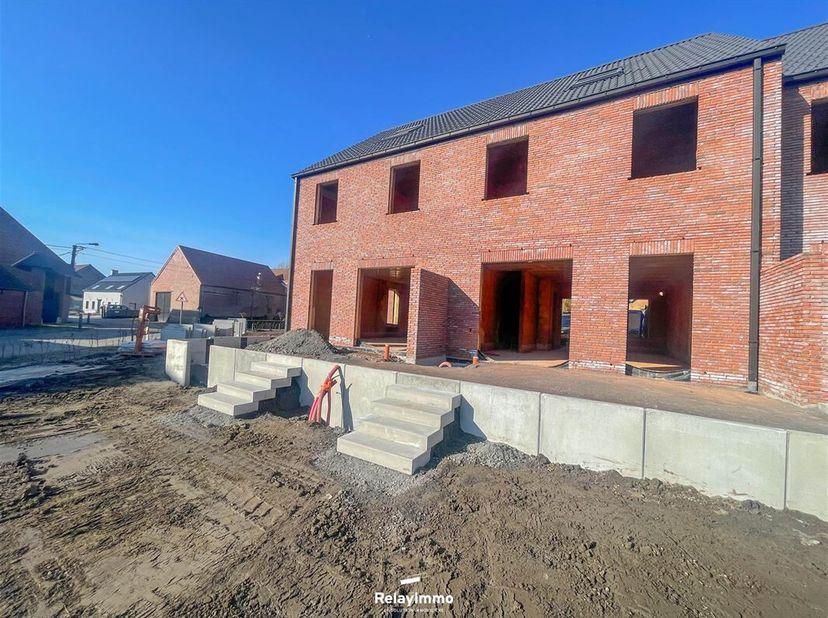 Nouvelle maison une mitoyenneté (Lot 4) avec trois chambres (poss quatre et bureau - OPTION), une salle de bain, deux emplacements de parking et jardi