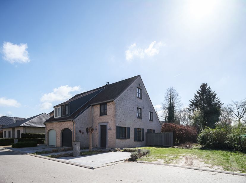 Deze leuke halfopen woning is ideaal voor wie op zoek is naar een comfortabele thuis in een rustige, kindvriendelijke wijk. Met de speeltuin om de hoe