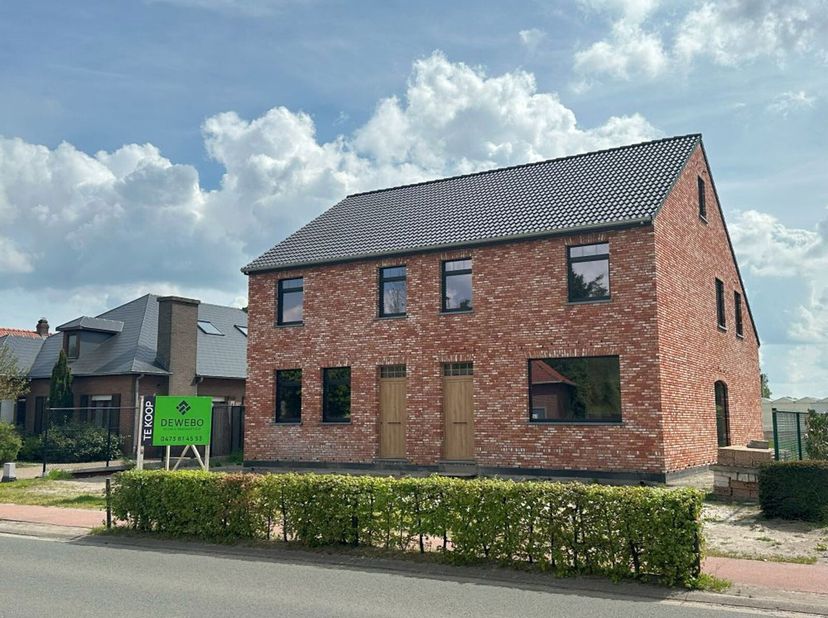 Dit kleinschalig nieuwbouwproject geniet van een centrale ligging nabij het centrum van Stekene en omvat twee BEN-woningen met zuid gerichte tuinen en