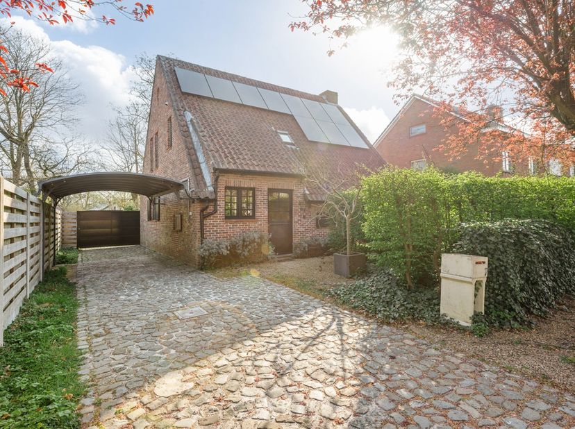The best journey takes you home ... Jij kan de passende sleutel in handen krijgen van deze charmante woning met heerlijke vakantievibes! Inkomhal met