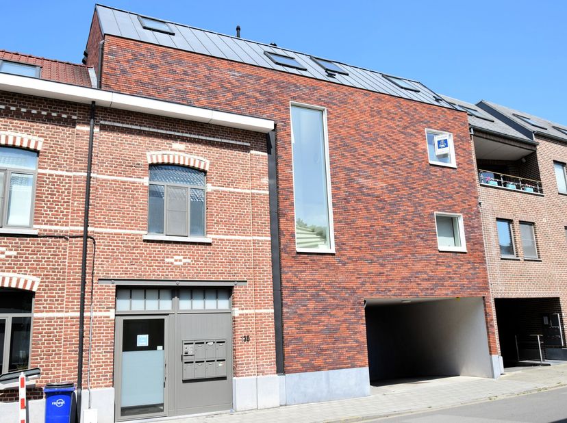 Zeer recent energiezuinig duplexappartement op een boogscheut van centrum Leuven. Het appartement is toegankelijk via een lift en beschikt over een in