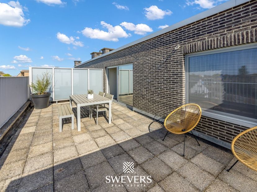 Dit instapklare dakappartement in Hasselt, gelegen op de vierde verdieping, werd in 2025 volledig en hoogwaardig gerenoveerd. Met een bewoonbare opper