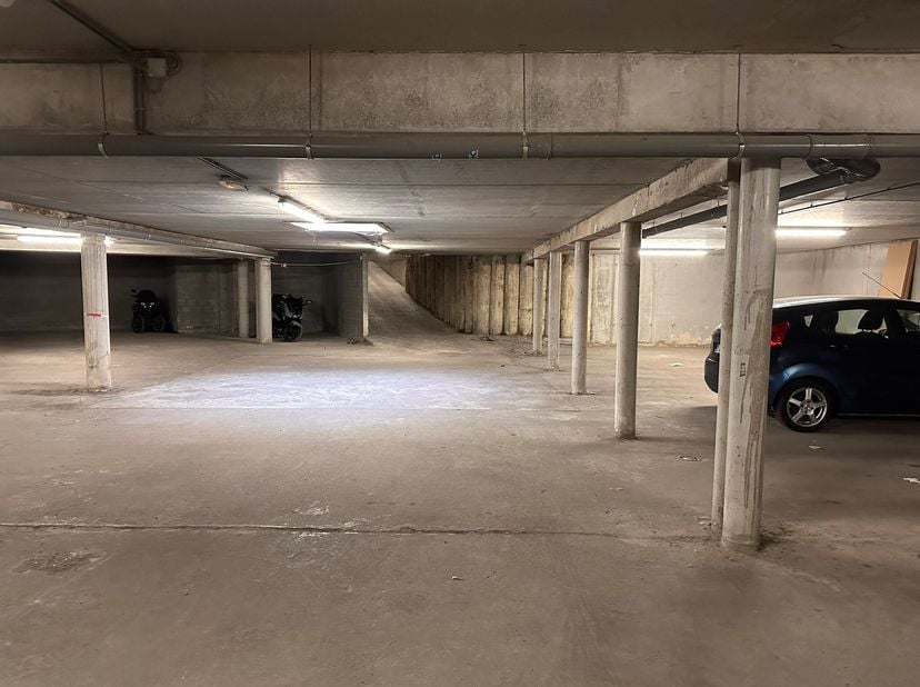 Ondergrondse parkeerplaats gelegen in een ondergrondse parkeergarage nabij het centrum en het station van Vilvoorde en alle belangrijke uitvalswegen (