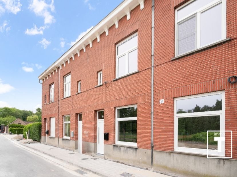 Gelegen in een rustige straat, doch zeer gunstig gelegen! Gerenoveerde woning, EPC-score A / 62 kWh/m²! Indeling: Inkomhal met zijn gastentoilet, wasp