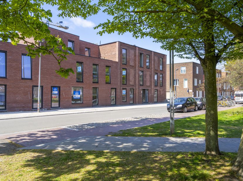 Gelegen in het centrum van Kortrijk, aan het Volksplein, vindt u deze mooie nieuwbouwwoningen te koop. Dit nieuwbouwproject bestaat uit slechts 3 woni