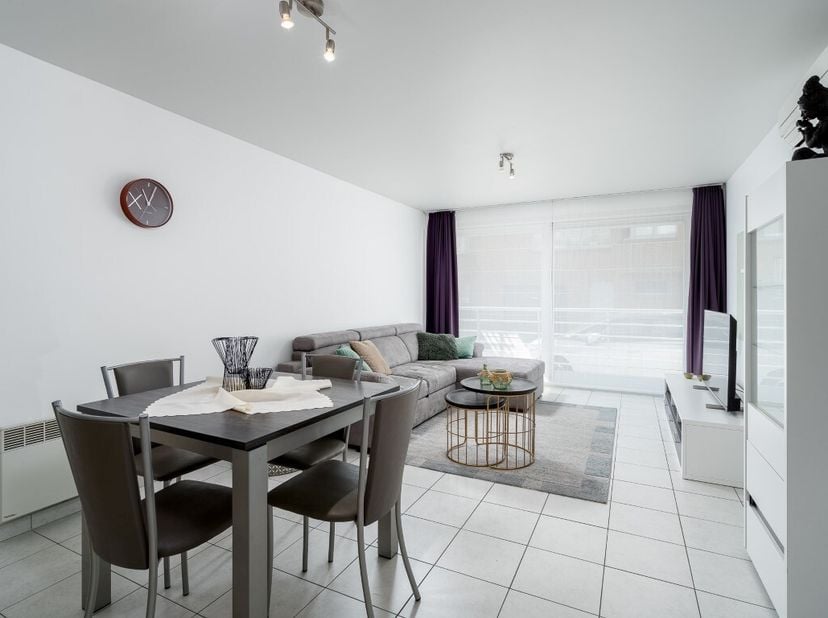 Cette appartement moderne et branché au rez-de-chaussée, vous attend. Cet appartement situé dans la Résidence &#039;Seagarden Village&#039; vous offre une ambia