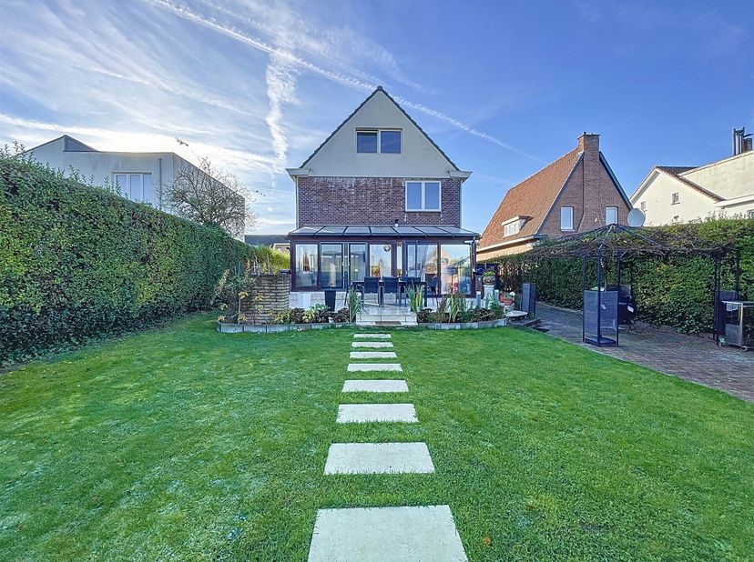 A DIEGEM: Située, à proximité dEurocontrol et lOTAN, dans un quartier résidentiel et verdoyant, superbe villa moderne 5 chambres de ± 275m² bruts avec