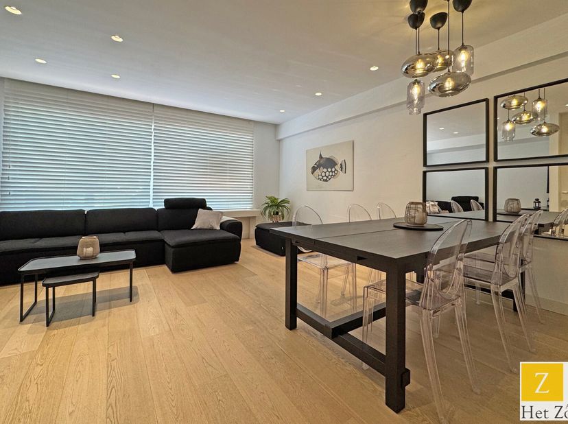 Appartement luxueusement rénové avec trois chambres et une magnifique vue latérale sur la mer au Zoute.&lt;br /&gt;
Disposition : Spacieux hall d&#039;entrée ave
