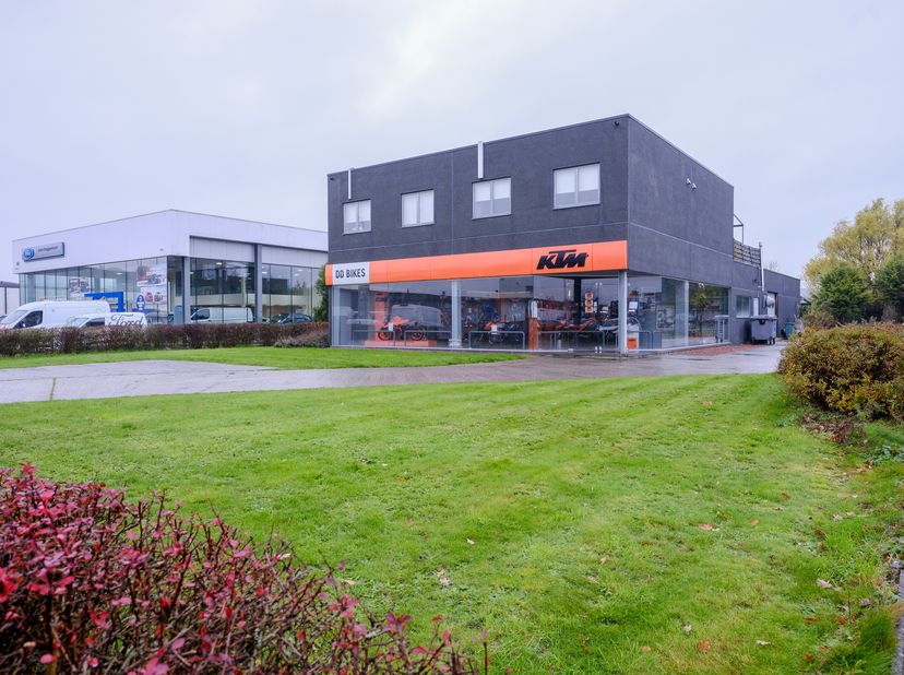 Cet excellent bâtiment commercial avec maison à vendre est situé le long de Vlassenhout, dans la zone industrielle de Hoogveld à Termonde, à proximité