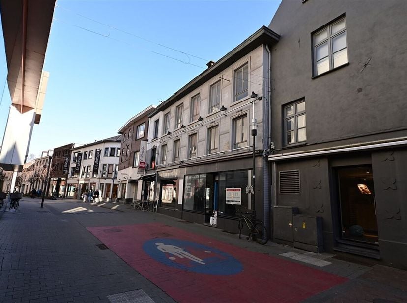 In het hart van het centrum van Hasselt bevindt zich dit horeca, handels- of kantoorruimte met een vloeroppervlakte van ± 60m² op het gelijkvloers. &lt;b