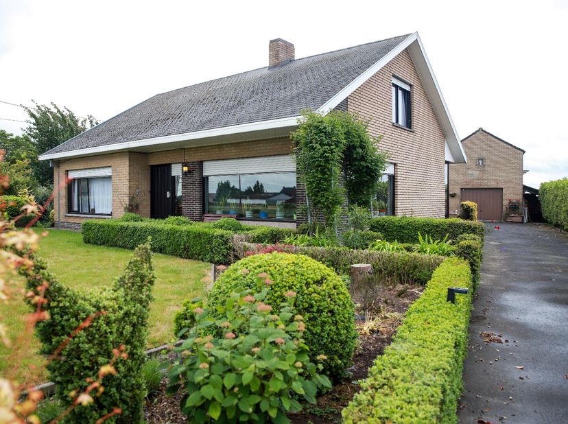 Gelegen vlakbij de gekende Herentmolen en Herenthoeve, op één van de hoogste punten van Meulebeke geniet men hier zowel voor- als achteraan van een pr