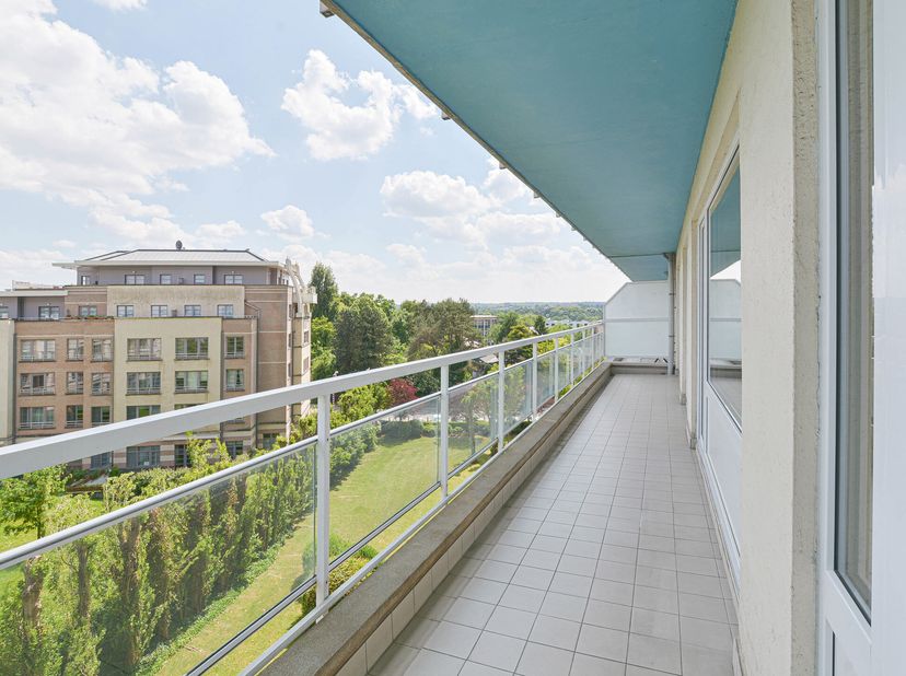 Maxime Real Estate vous propose un appartement 2 chambres bien entretenu avec spacieuse terrasse.&lt;br /&gt;
Excellente situation à proximité de Roodebeek,