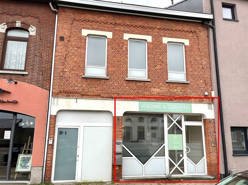 Karaktervol handelspand op uitstekende locatie&lt;br /&gt;
Ligging:&lt;br /&gt;
Het pand ligt op de verbindingsweg tussen Leopoldsburg en Heppen. De steenweg geni