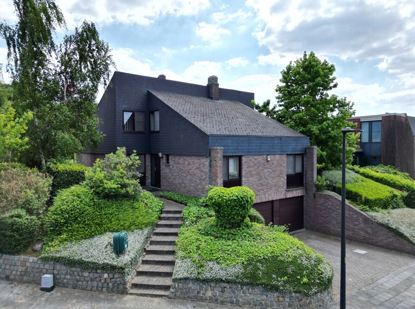 Ontdek deze prachtige, statige villa in de geliefde wijk Armendaal. De woning is gelegen aan het einde van een doodlopende straat, waardoor u verzeker