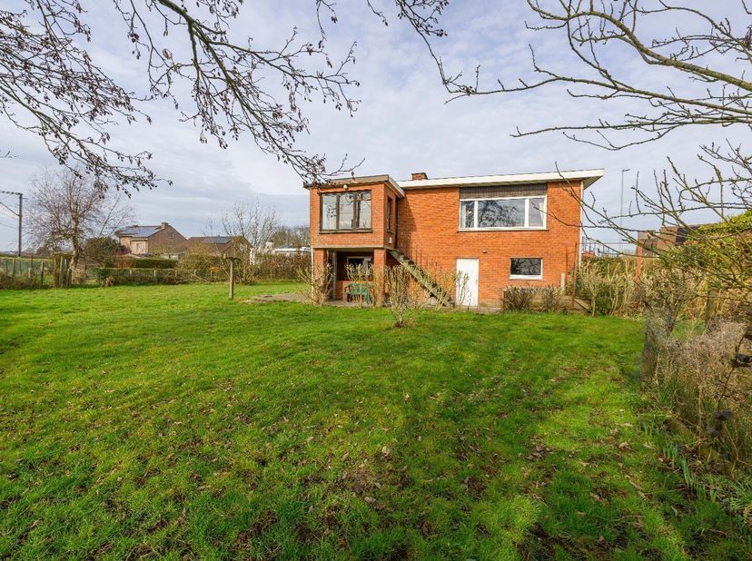 Deze GEZINSWONING bevindt zich in het hart van Tielt, meer bepaald in de Driesstraat 113. Gelegen op een perceel van maar liefst 827 m² met een bewoon