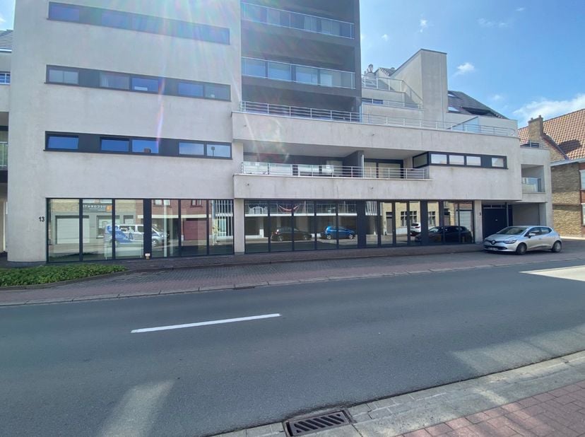 Dit handelspand bevindt zich nabij het centrum op een commerciële ligging van Veurne. &lt;br /&gt;
Met een oppervlakte van 1.270 m², een etalage van 20 m br