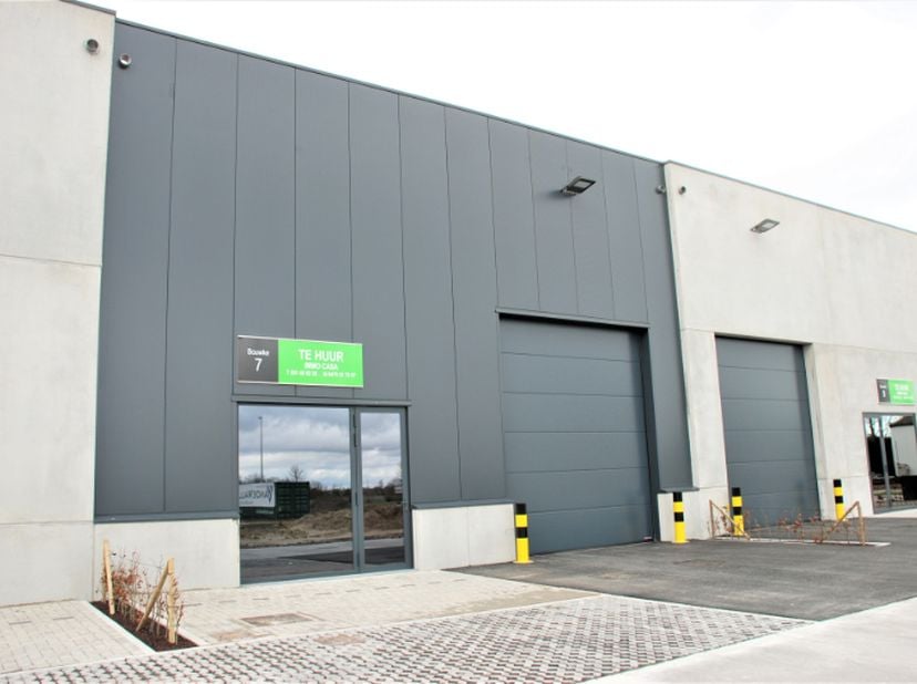 Deze loods (395,95m²) is multifunctioneel inzetbaar voor diverse bedrijfsactiviteiten en biedt tevens ruimte voor opslagdoeleinden. De hoogwaardige af