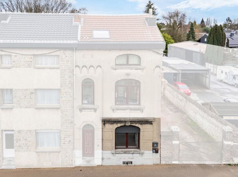 Appartement rez-de-chaussée avec 2 chambres et jardin, idéalement situé dans une rue principale de ANS, proche de toutes commodités.&lt;br /&gt;
L&#039;apparteme