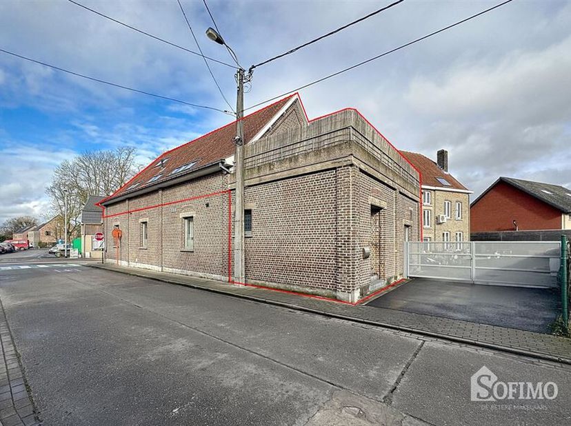 Trendy en unieke LOFT (150 m²) met 3 slaapkamers, terras (49m²) en GARAGE in het centrum van HOOGLEDE&lt;br /&gt;
Indeling: &lt;br /&gt;
Gelijkvloers: Ruime inkom