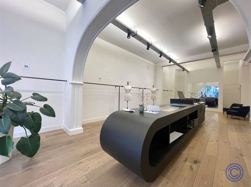 Prachtige commerciële ruimte tegenover de Bourlaschouwburg, in het hart van Antwerpen. Deze stijlvolle én instapklare handelsruimte van ca. 140 m² com