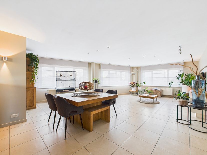 Combineer wonen en werken in dit unieke handelspand met luxueus afgewerkt appartement. Ook ideaal als investering, op een absolute toplocatie.&lt;br /&gt;
U