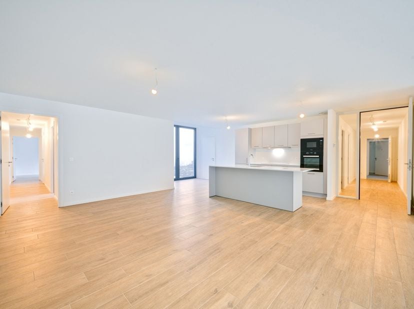 En plein coeur du Fort-Jaco, dans une toute nouvelle construction aux belles finitions , beau rez-de-chaussée développant une surface de ± 192 m² (sur