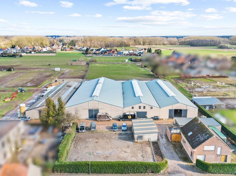 KAMPENHOUT - Centraal gelegen professionele paardenaccommodatie op 4ha28&lt;br /&gt;
Centraal gelegen te Kampenhout, op enkele kilometers van Zaventem biede