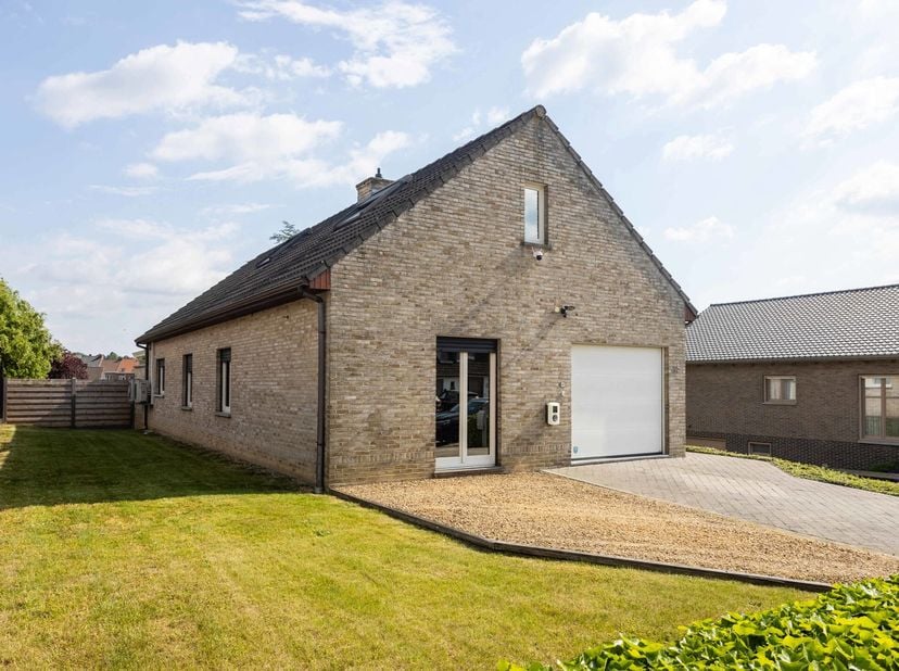 Bienvenue dans cette spacieuse maison familiale individuelle prête à emménager dans un agréable quartier résidentiel de Renaix avec un magnifique espa
