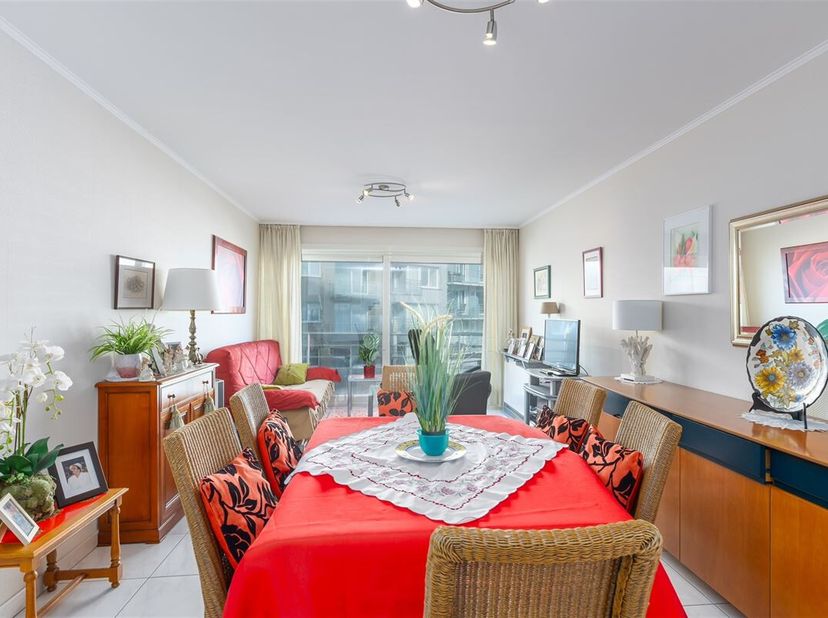 Centraal gelegen appartement met zijdelings zeezicht.   Indeling : inkomhal, woonkamer met open keuken, badkamer met douche en lavabomeubel, apart toi