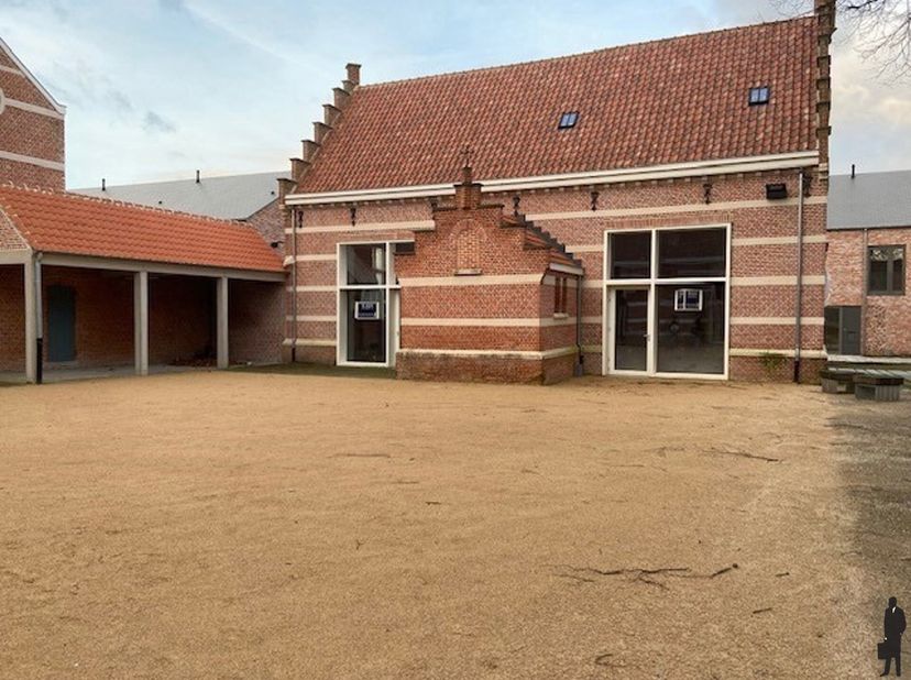 Commerciele handels/horeca ruimte op de historische &quot;Kloostersite&quot; te Meer.&lt;br /&gt;
Volledig gerenoveerde ruimte van ca. 210 m² te huur met zicht op het