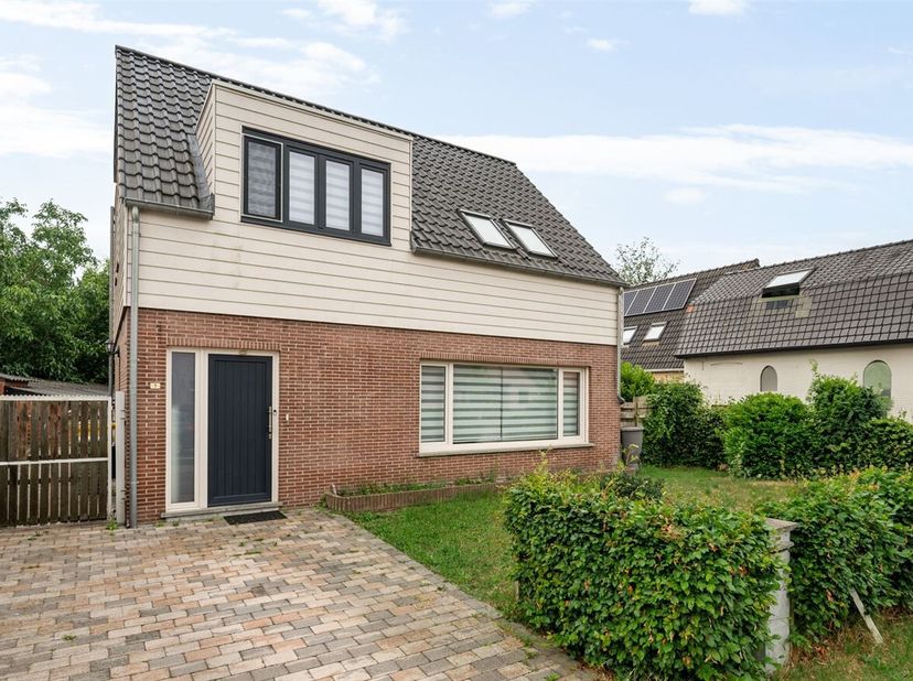 Ligging: &lt;br /&gt;
Deze verzorgde woning bevindt zich in een rustige, groene omgeving in Meerle, een deelgemeente van Hoogstraten. Op korte afstand ligt