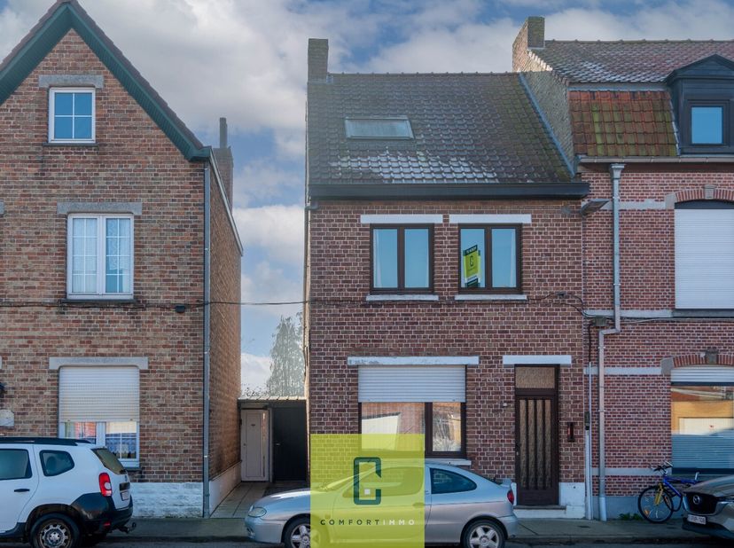 Deze te renoveren ruime half open woning is gelegen in de rustige buurt van Sint-Michiels en biedt alles wat je nodig hebt voor comfortabel wonen. Met